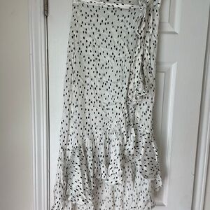 Chic Asymmetrical White and Black Dotted Skirt